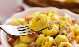 Szybka sałatka z tortellini. Idealna na sylwestra