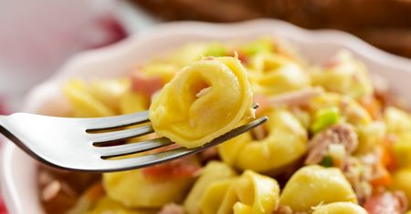 Szybka sałatka z tortellini. Idealna na sylwestra