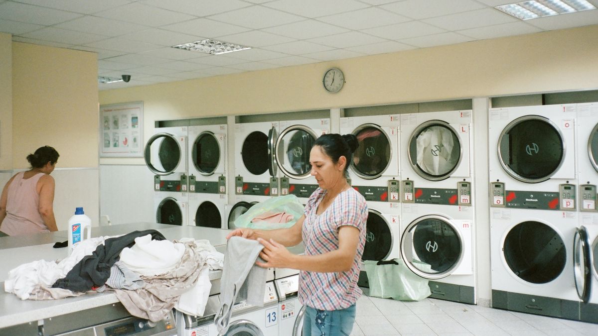 Koronawirus SARS-CoV-2 jest w stanie "przeżyć" na tkaninie do trzech dni (zdj. ilustracyjne).