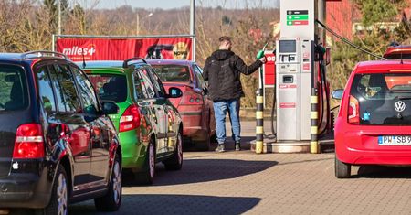 Jest nowe obwieszczenie. Tyle w weekend za paliwo zapłacą kierowcy