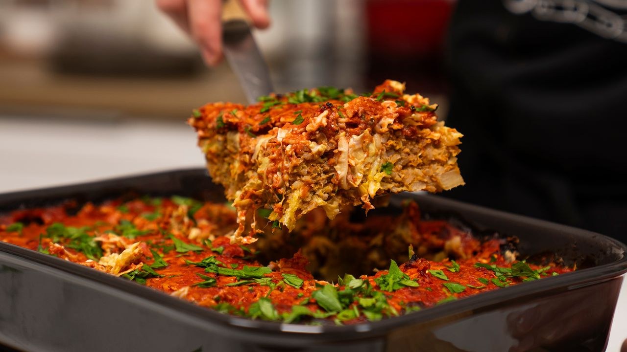 Koniec z męczącym zawijaniem. Ta zapiekanka zaoszczędzi twój czas, a smakuje identycznie jak gołąbki