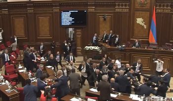 Dantejskie sceny w parlamencie Armenii. Okładali się pięściami