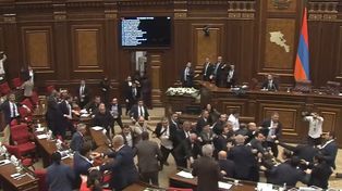 Dantejskie sceny w parlamencie Armenii. Okładali się pięściami
