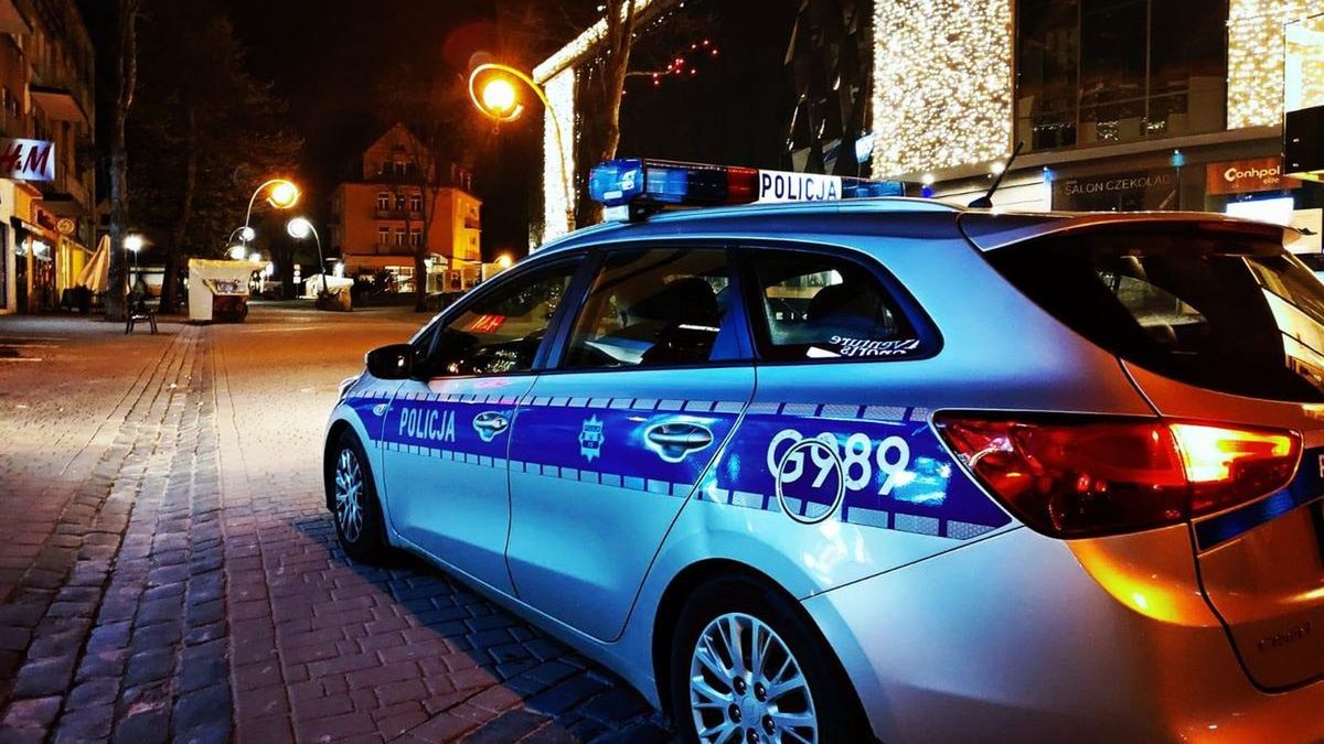 Radiowóz policyjny na Krupówkach w Zakopanem.
