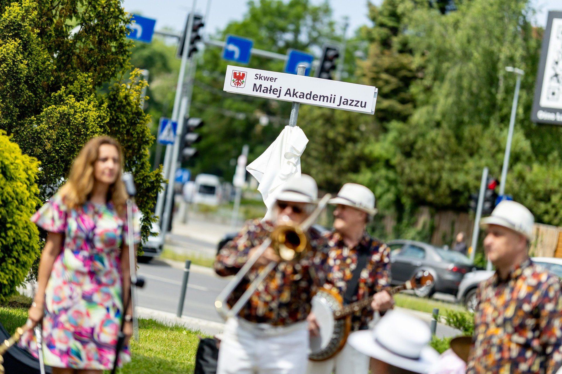Autorem wizerunku tablic – pierwszą można już zobaczyć na skwerze Małej Akademii Jazzu - jest Łukasz Kulczyński, na co dzień fotograf magistratu.