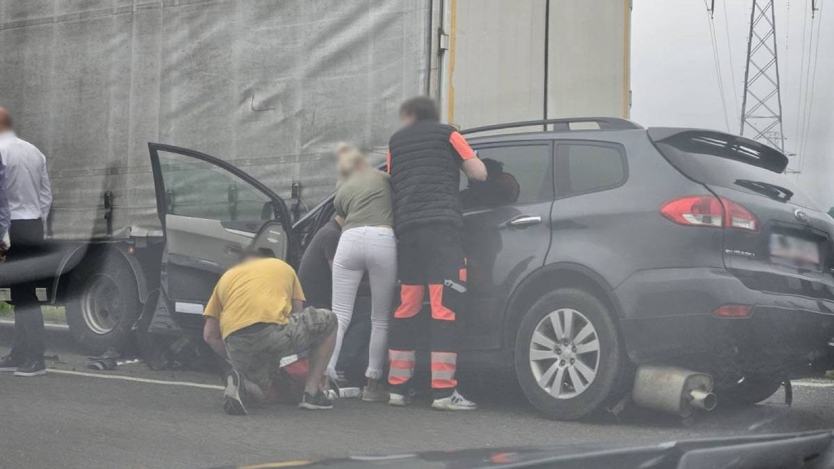 Subaru wjechało w tył samochodu ciężarowego na wjeździe do Lublina