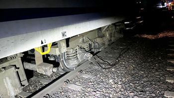 Tajemniczy incydent. Auto spadło pod pociąg