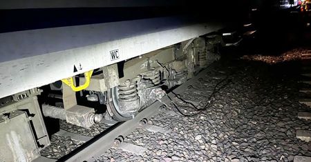 Tajemniczy incydent. Auto spadło pod pociąg