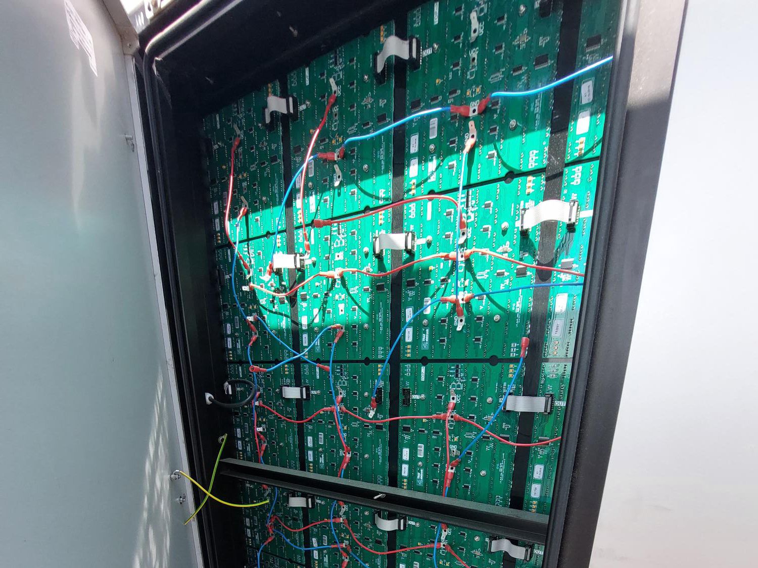 Zniszczenia spowodowane przez złodziei na bramownicy nad jezdnią autostrady A1