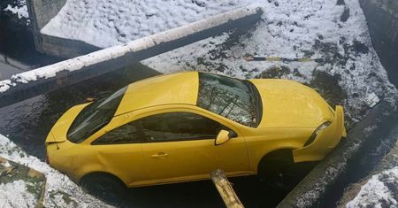 Taki widok w Nowy Rok. Piszą, co wypadło z auta. Zdjęcie z Gliwic