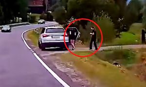 Samochód na poboczu. Dokładnie widać, co zrobiła kobieta