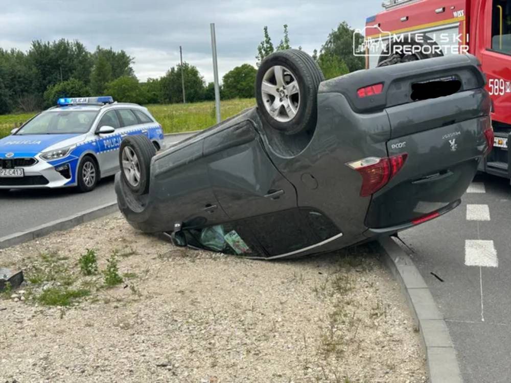  Peugeot dachował po zderzeniu obok lotniska