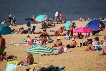 Świętokrzyskie: Opalanie, siatkówka, rowery i kąpiele w wodzie wypełniły dzień wypoczywającym