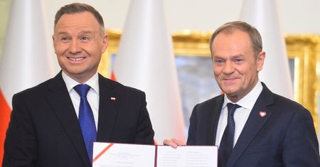 TYLKO NA PUDELKU: Ekspert od mowy ciała analizuje Dudę i Tuska podczas zaprzysiężenia: "I to spowodowało ROZBAWIENIE i ZAKŁOPOTANIE" (ZDJĘCIA)