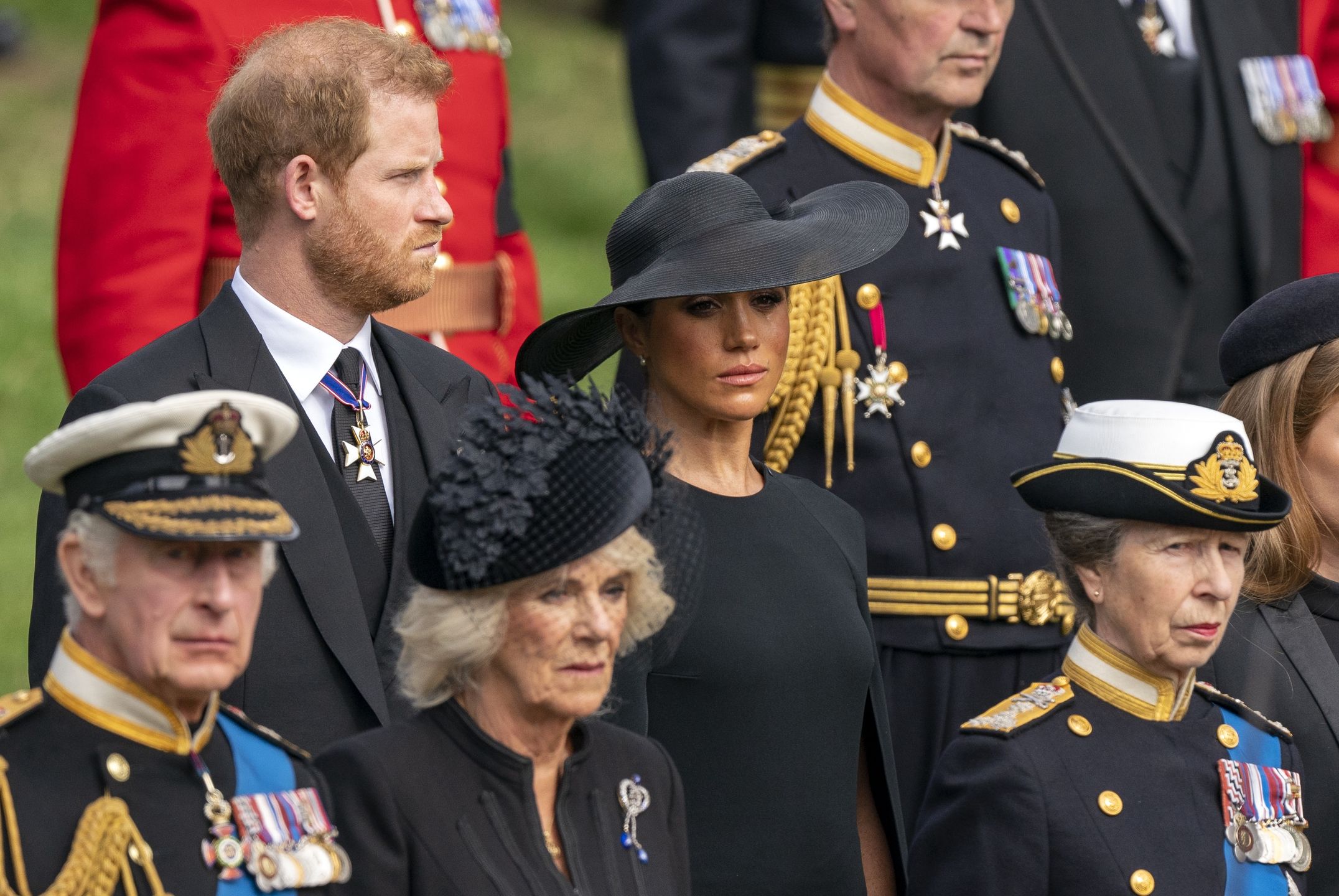 Meghan Markle i książę Harry z rodziną królewską