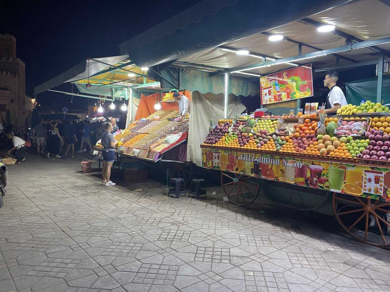 Stoisko z owocami i świeżo wyciskanym sokiem pomarańczowym