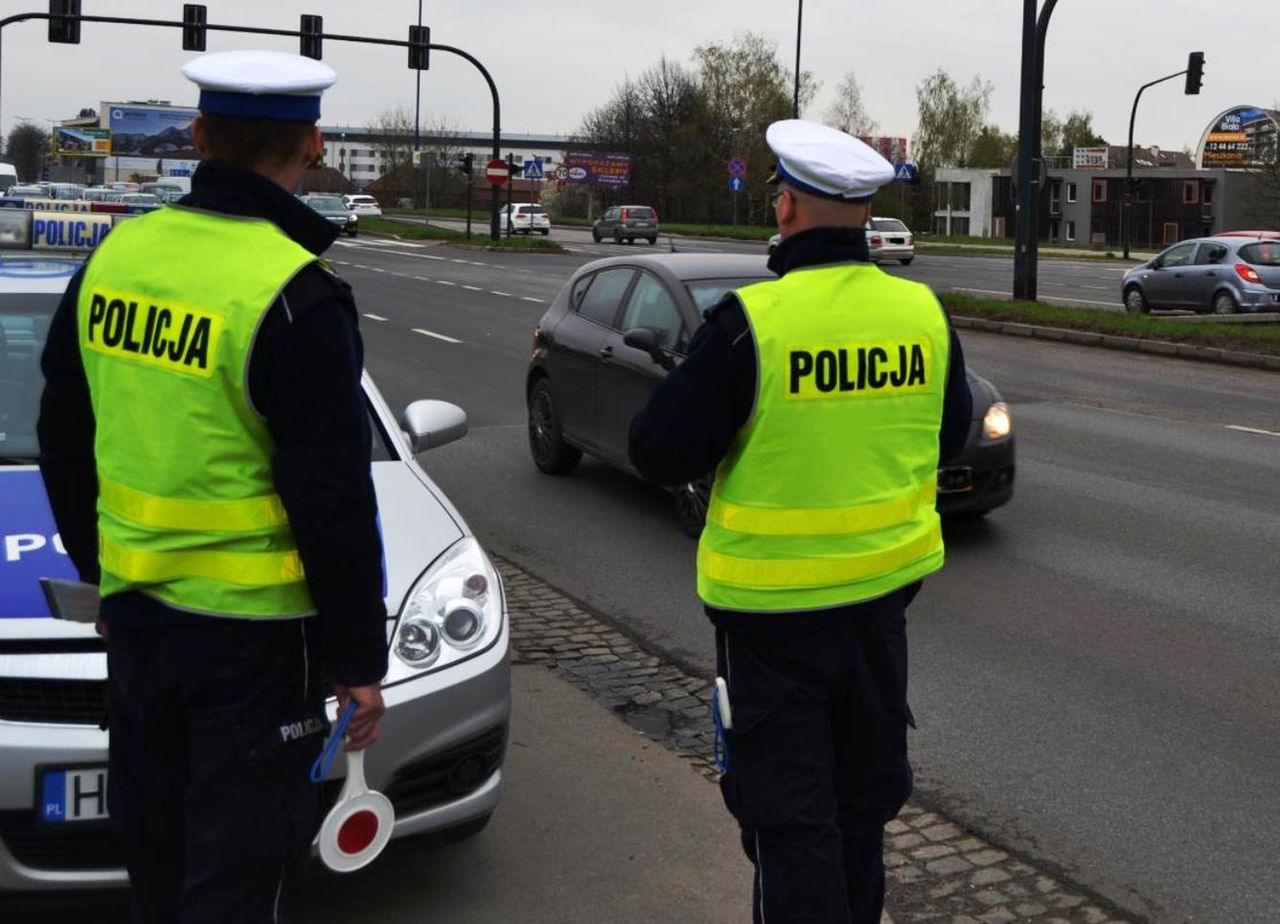 JAK POLICJANCI BĘDĄ TRAKTOWALI OSOBY, KTÓRE WYJADĄ W TYM ROKU NA WIELKANOC DO RODZIN?