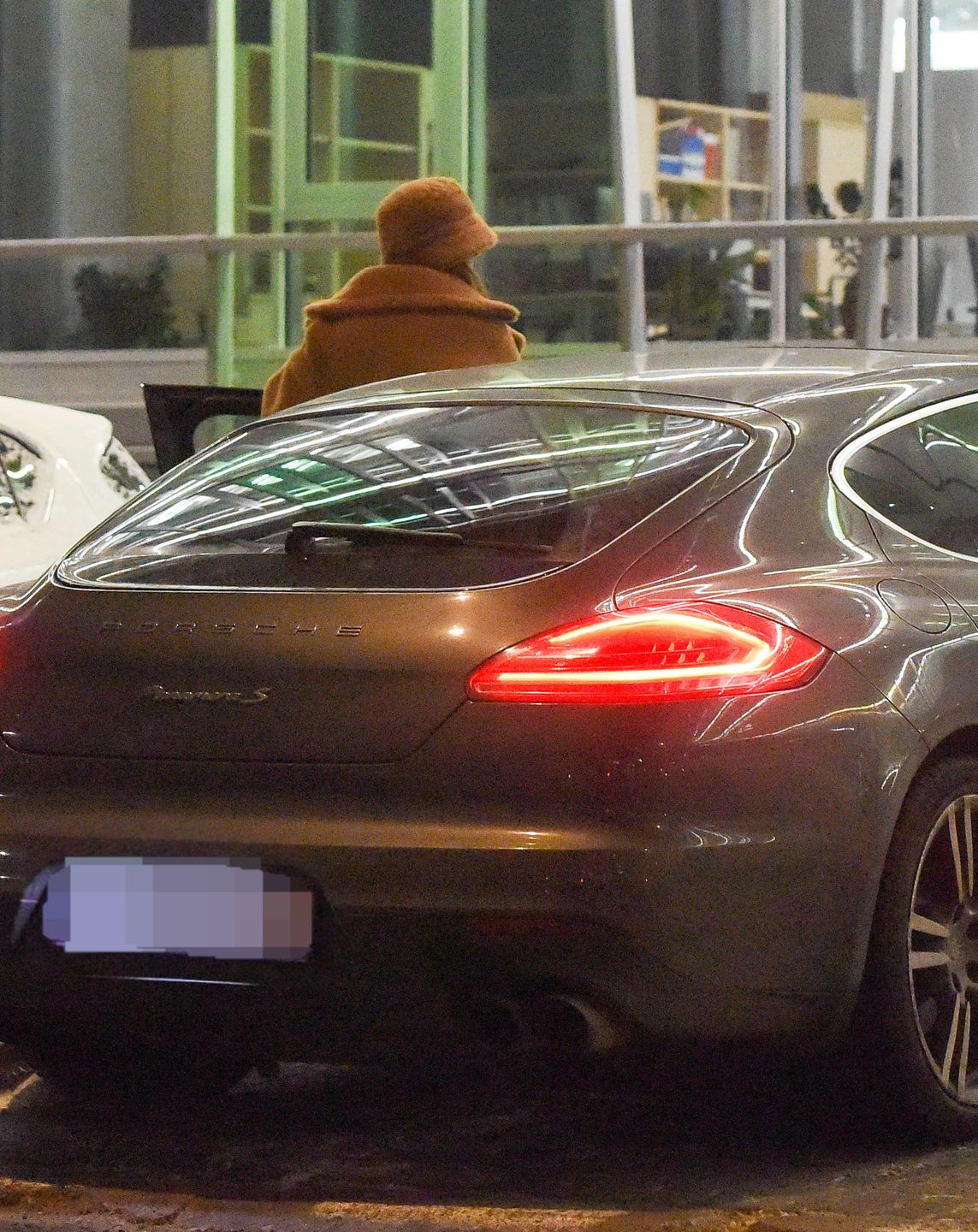 Wystylizowana Kinga Rusin robi rundkę po mieście