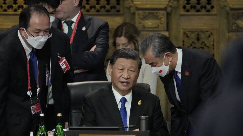 G20 Heads of State and Government Summit in Bali
epa10306392 Chinese President Xi Jinping (C) speaks with Foreign Minister Wang Yi (R) during the G20 Leaders Summit in Bali, Indonesia, 15 November 2022. The 17th Group of Twenty (G20) Heads of State and Government Summit runs from 15 to 16 November 2022.  EPA/DITA ALANGKARA / POOL 
Dostawca: PAP/EPA.
DITA ALANGKARA / POOL