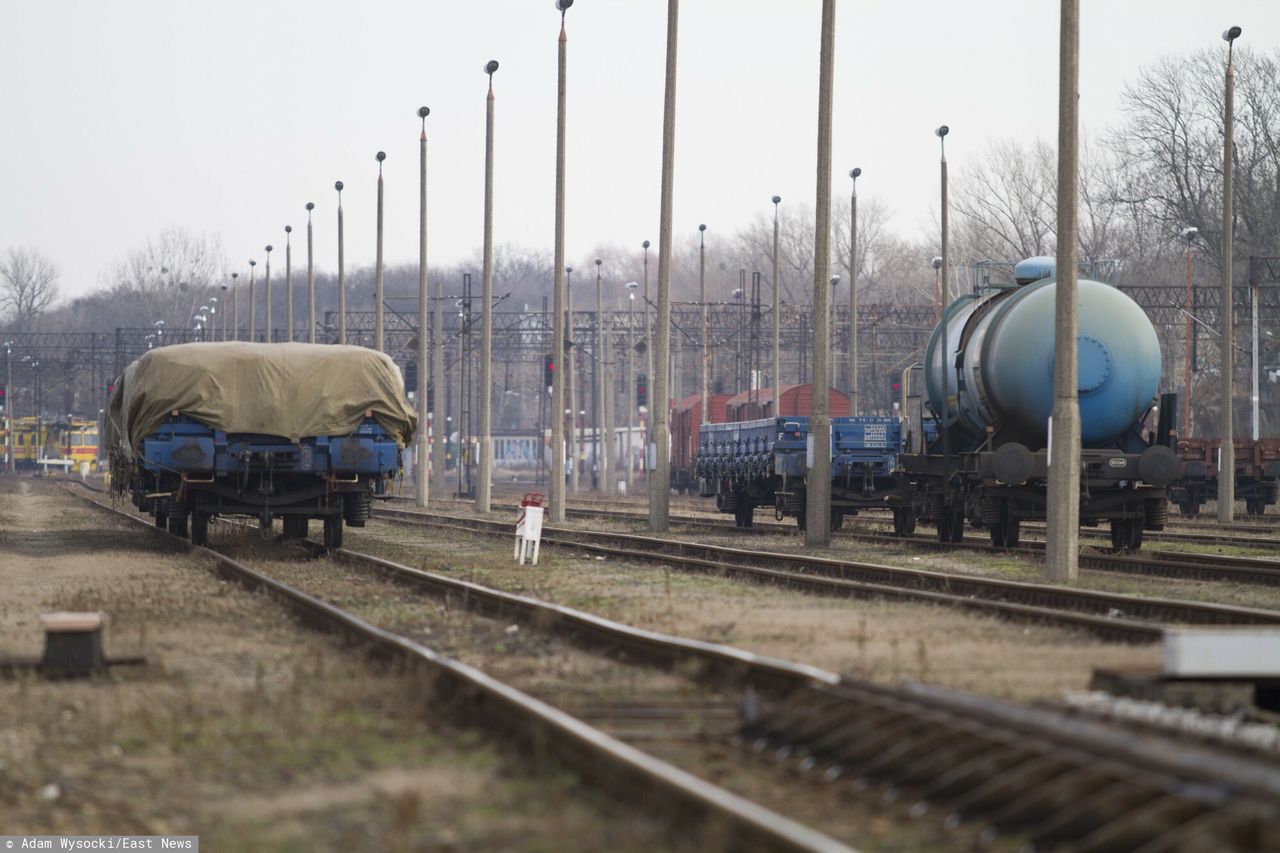Rozszczelniona cysterna z siarką. "Służby proszą o unikanie rejonu dworca PKP"