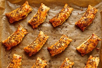 Ciasto francuskie, kapusta i grzyby. Przepis na rożki do barszczu