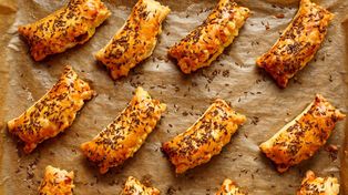 Ciasto francuskie, kapusta i grzyby. Przepis na rożki do barszczu