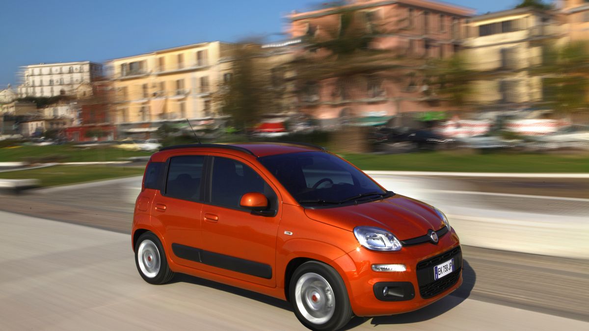 Fiat Panda może nie ma zbyt wielu zalet funkcjonalnych, ale za to jest pewniakiem, którego można kupić w ciemno i nie przejmować się wnikliwymi oględzinami.