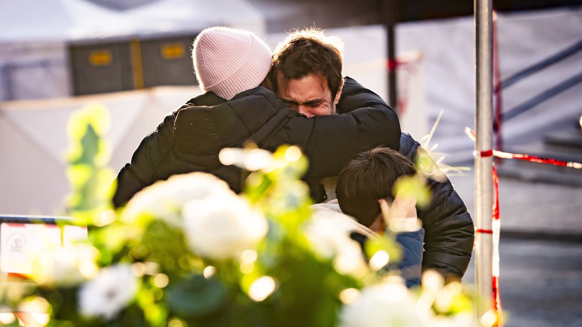 Fire in Swiss ski resort bar leaves several people dead
epaselect epa12620977 People console one another near the Le Constellation bar and lounge where a fire broke out following an explosion in the early hours of New Year's Eve, in Crans-Montana, Switzerland, 01 January 2026. According to the police, several dozen people lost their lives in the fire and around one hundred people were also reported injured.  EPA/JEAN-CHRISTOPHE BOTT 
Dostawca: PAP/EPA.
JEAN-CHRISTOPHE BOTT
epaselect
