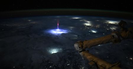 Niezwykłe zjawisko na Ziemi. Czerwony "duszek" uchwycony z pokładu ISS