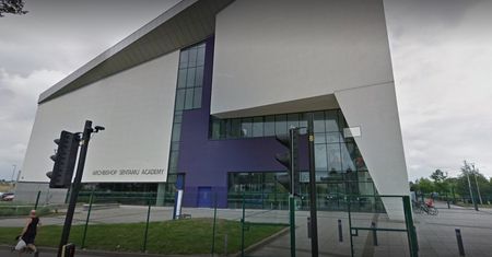 "Niewłaściwe użycie internetu". Brytyjska szkoła w ogniu krytyki, w tle pornografia
