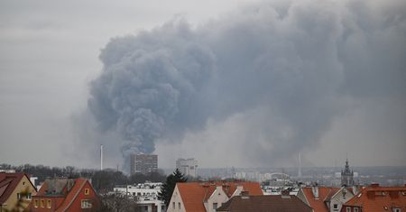 Kłęby dymu nad Gdańskiem. Płonie zabytkowa hala