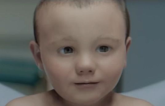 Spot z multimedialnym bobasem podbija internet (wideo)