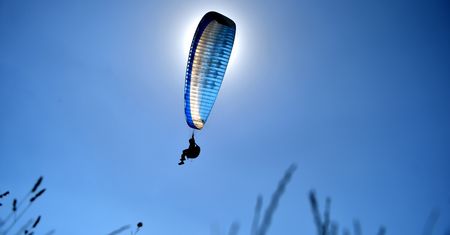 Beskidy. Kolejny wypadek paralotniarza. Mężczyzna spadł z 10 metrów