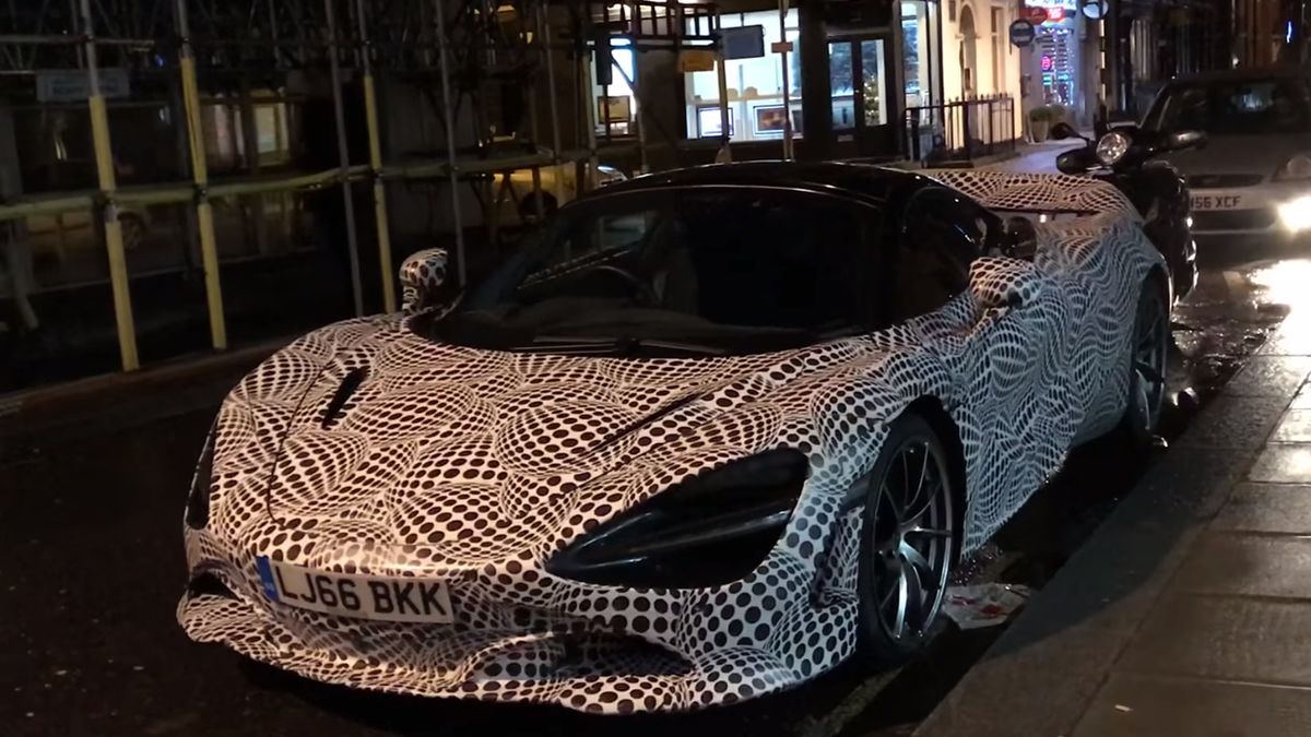 Maskowanie i tablica rejestracyjna przypominają te z prototypu McLarena BP23.