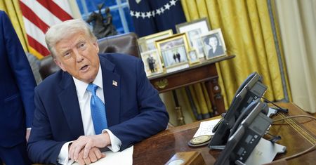 Złoty i dolar reagują na decyzję Donalda Trumpa. Polska waluta pod presją