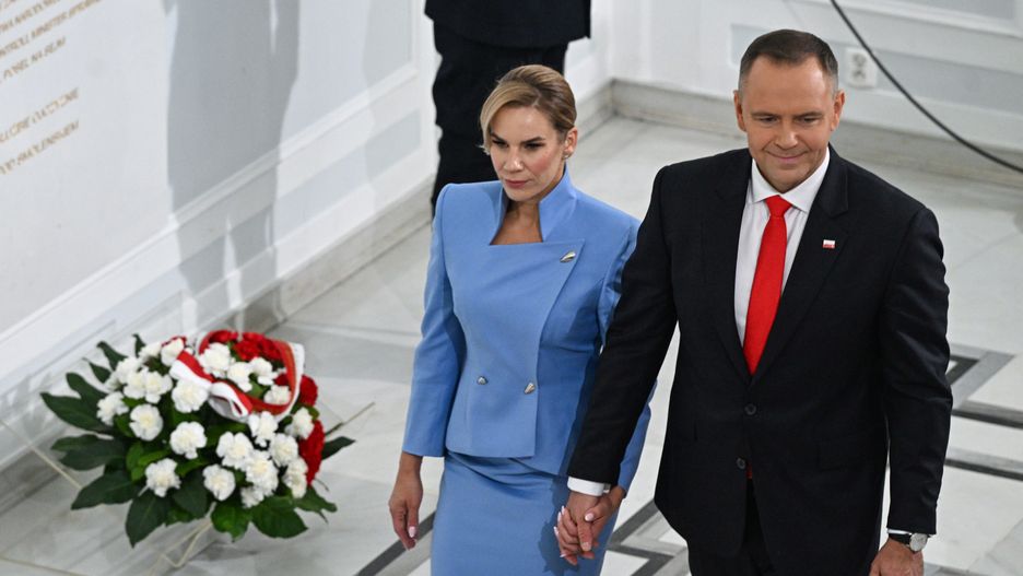Warszawa, 06.08.2025. Uroczystość zaprzysiężenia Prezydenta RP Karola Nawrockiego przed Zgromadzeniem Narodowym. Prezydent RP Karol Nawrocki (P) z żoną Martą Nawrocką (L) po uroczystości w Sejmie w Warszawie, 6 bm. Karol Nawrocki, dotychczasowy prezes IPN, został zaprzysiężony na Prezydenta Rzeczypospolitej Polskiej. Podczas Zgromadzenia Narodowego następca Andrzeja Dudy złożył przysięgę prezydencką, po której formalnie objął urząd głowy państwa. (mr) PAP/Radek Pietruszka