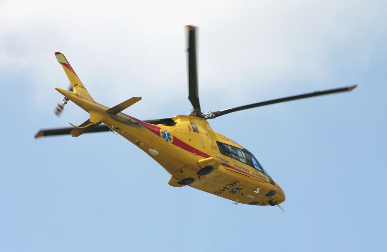 Wezwany na miejsce wypadku w Bogumiłowie helikopter Lotniczego Pogotowia Ratunkowego zabrał rannego nastolatka. Lekarzom nie udało się jednak uratować życia chłopca 