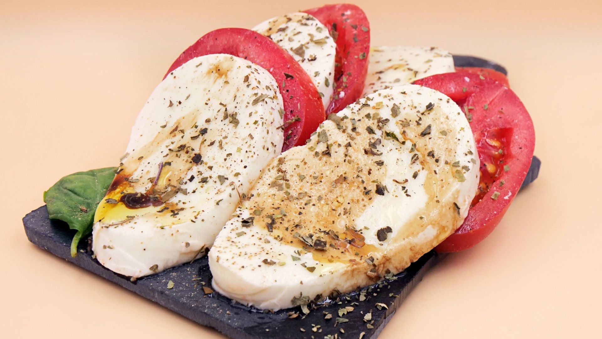 Na talerzu układam naprzemiennie plastry mozzarelli i pomidora. Następnie dodaję oliwę, ocet balsamiczny i przyprawy.