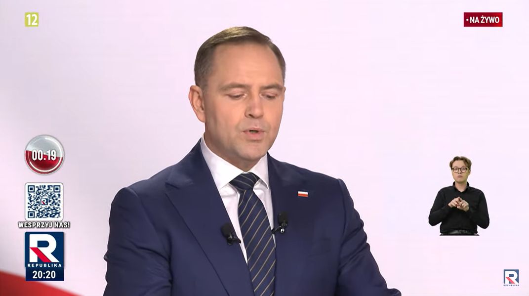 Nawrocki podczas wypowiedzi zerkał w dół. Czytał z kartki?