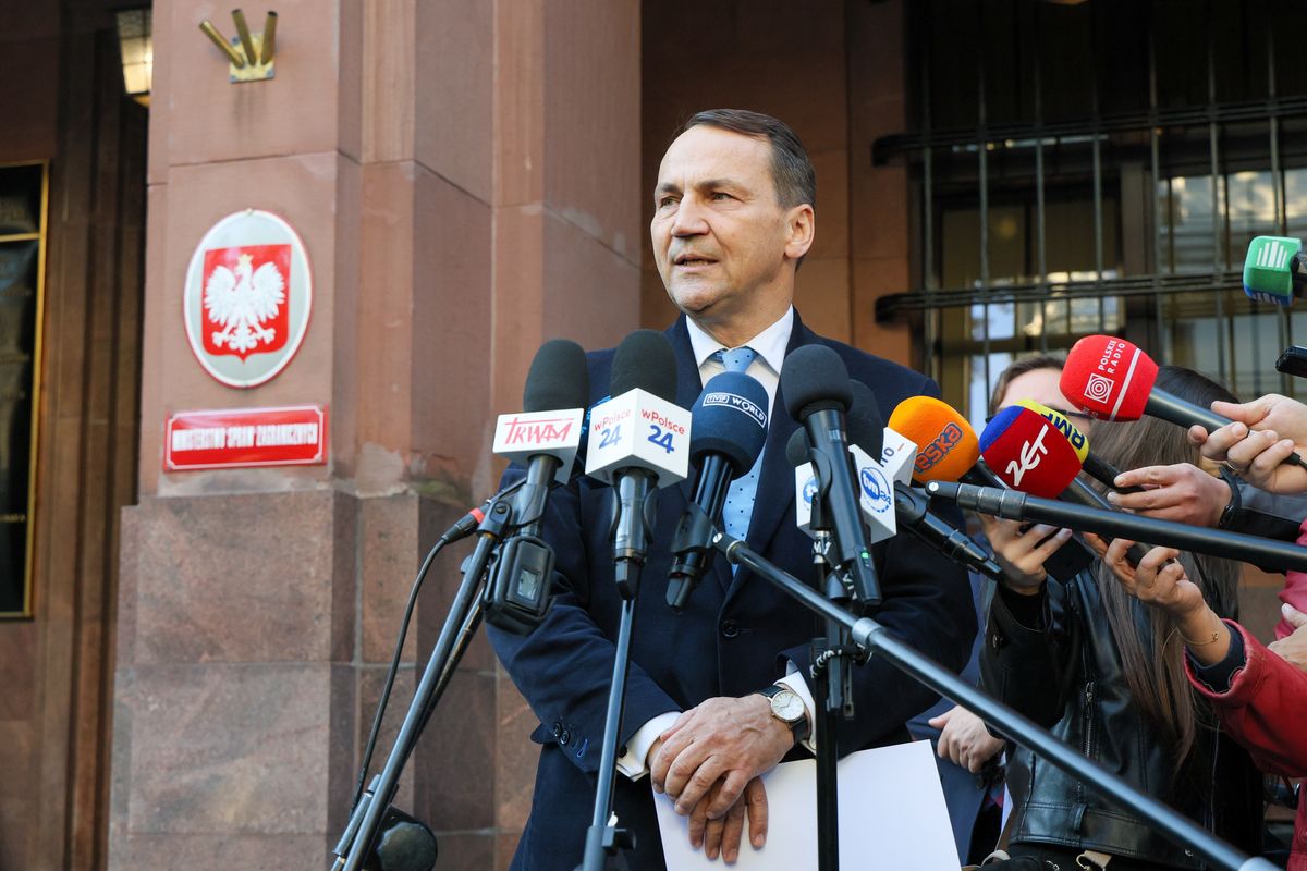 Radosław Sikorski przed budynkiem MSZ