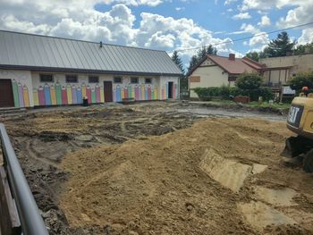 Przy Jedynce w Golubiu-Dobrzyniu powstaje boisko sportowe. Uczniowie czekali na nie od dawna