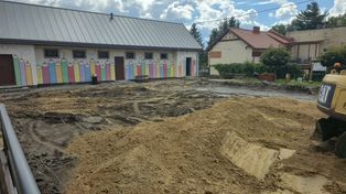 Przy Jedynce w Golubiu-Dobrzyniu powstaje boisko sportowe. Uczniowie czekali na nie od dawna
