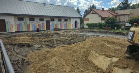 Przy Jedynce w Golubiu-Dobrzyniu powstaje boisko sportowe. Uczniowie czekali na nie od dawna
