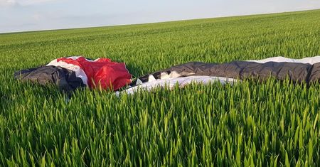 Motolotniarz rozbił się na środku pola. "Z impetem uderzył w ziemię"