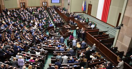 "Bawcie się sami w tej piaskownicy". Awantura w Sejmie o "lex Tusk"