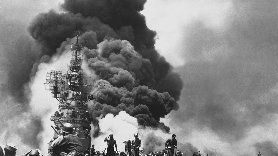 Płonący lotniskowiec USS „Bunker Hill” po tym jak został trafiony przez dwóch pilotów kamikaze 
