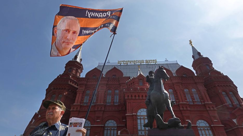 Jednoosobowy wiec poparcia dla Putina  przed pomnikiem marszałka Żukowa na Maneżnym Placu przed Kremlem w Moskwie, 25 czerwca 2023 roku