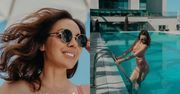 Anna Wendzikowska pręży smukłe ciało nad basenem w wyciętym kostiumie kąpielowym