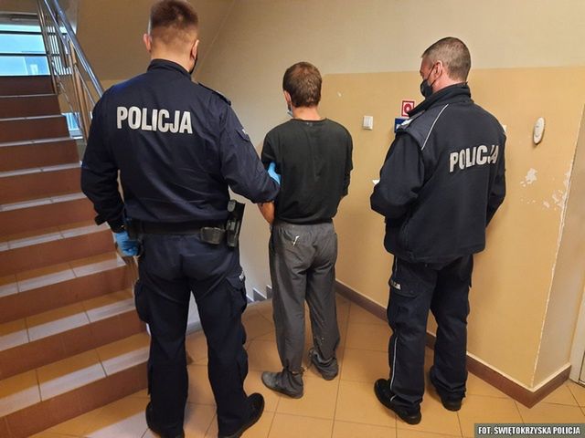 Podawał fałszywe dane, bo był poszukiwany. Wpadł podczas kontroli drogowej