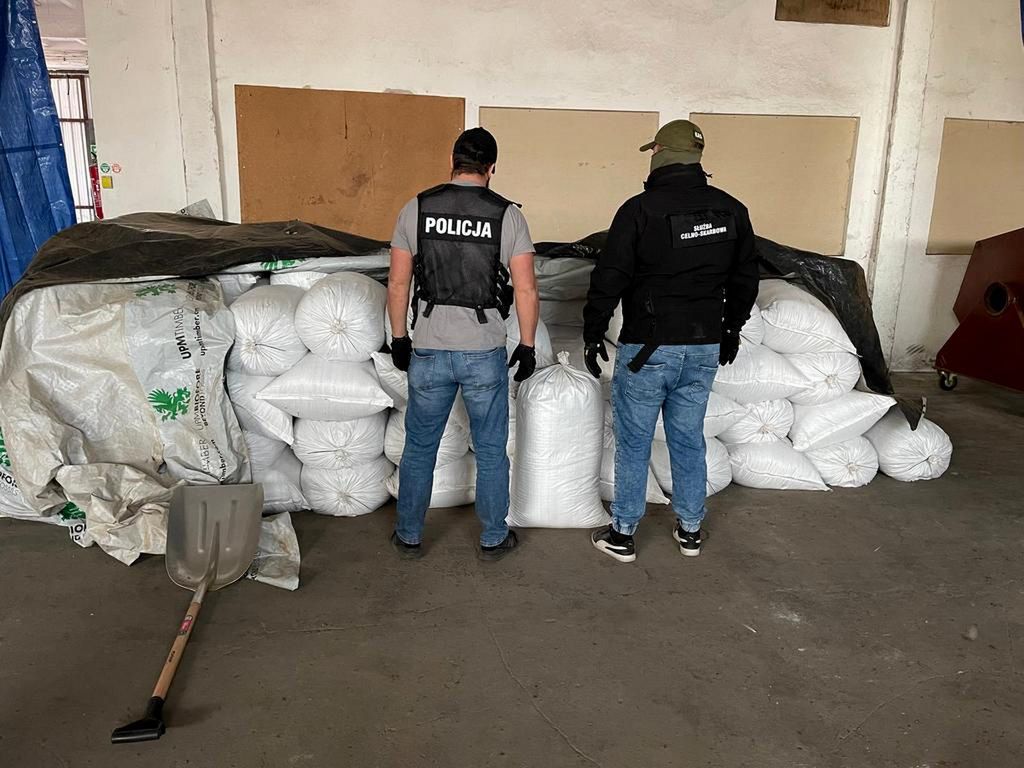 Nielegalny tytoń za ponad 13 milionów. Akcja bydgoskiej policji i KAS